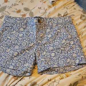 AMERICAN EAGLE OUTFITTERS MIDI SIZE 6 BLUE FLORAL SHORTS